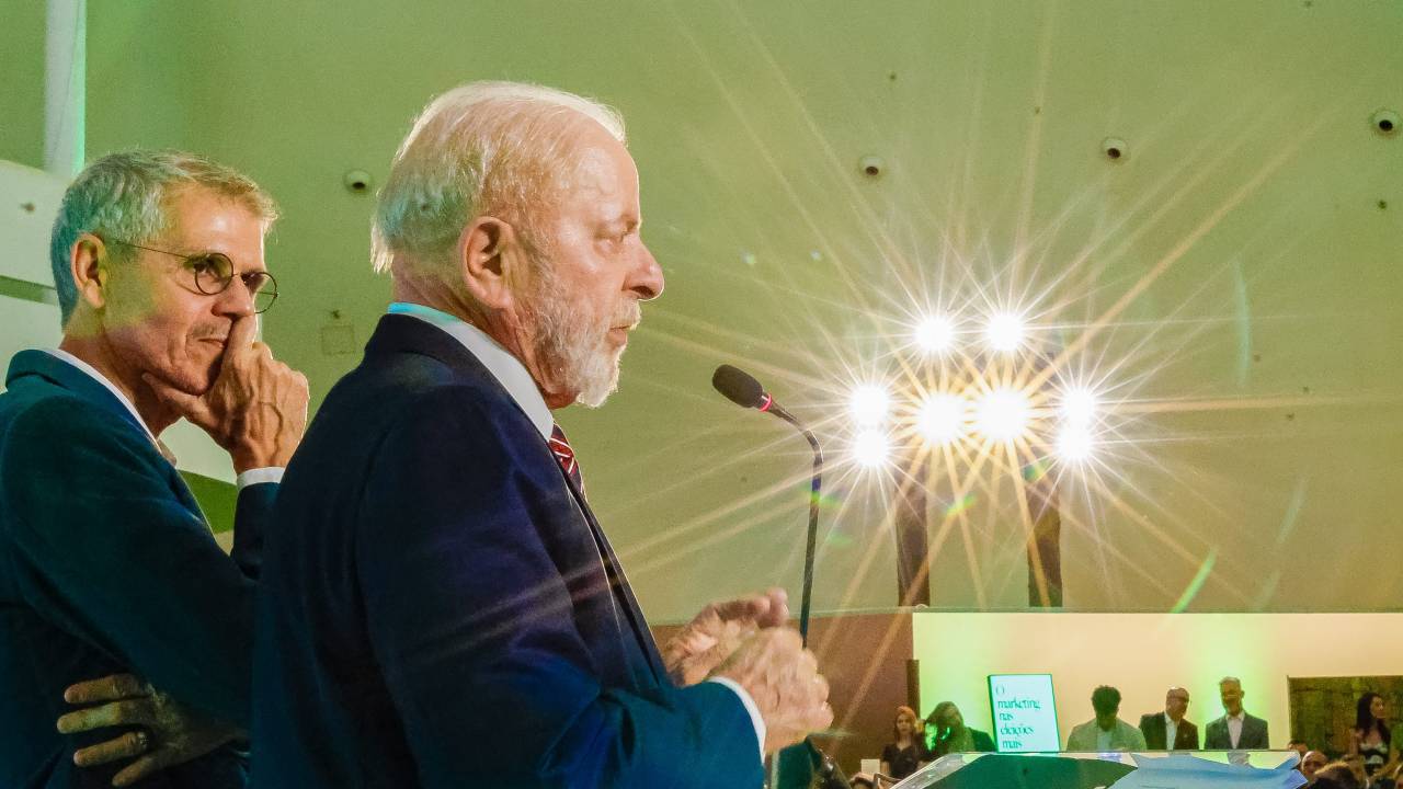 Sidônio Palmeira observa o president Lula durante o lançamento do seu livro, 'Brasil da Esperança - O Marketing Nas Eleições Mais Importantes do País', em agosto do ano passado, em Brasília