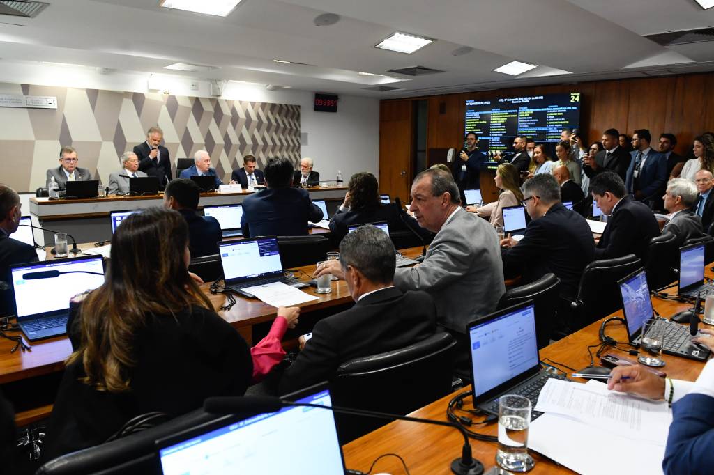 CCJ do Senado analisa PEC que extingue reeleição para chefes do Executivo