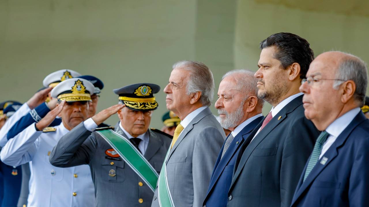 O presidente Luiz Inácio Lula da Silva participou da cerimônia do Dia do Exército, em Brasília, ao lado dos comandantes das Forças Armadas, do ministro da Defesa, José Mucio Monteiro, do presidente do Senado e do Congresso, Davi Alcolumbre, e do ministro das Relações Exteriores, Mauro Vieira, entre outras autoridades