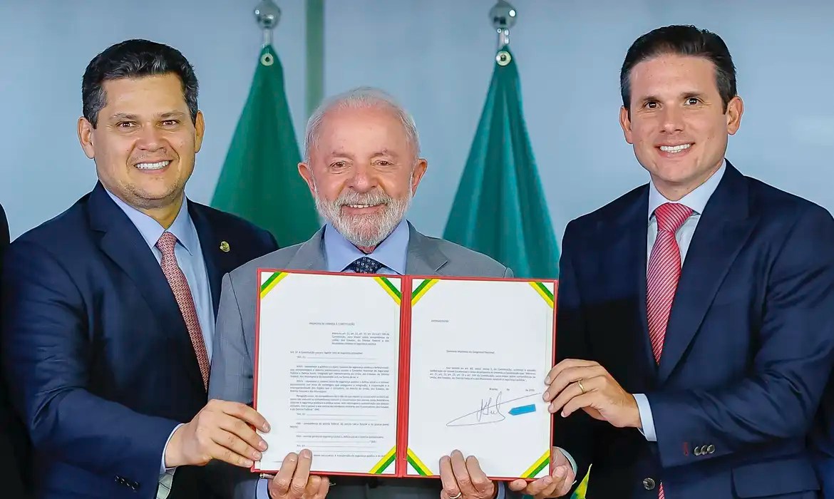 O presidente Lula com o presidente do Senado, Davi Alcolumbre, e o presidente da Câmara, Hugo Motta