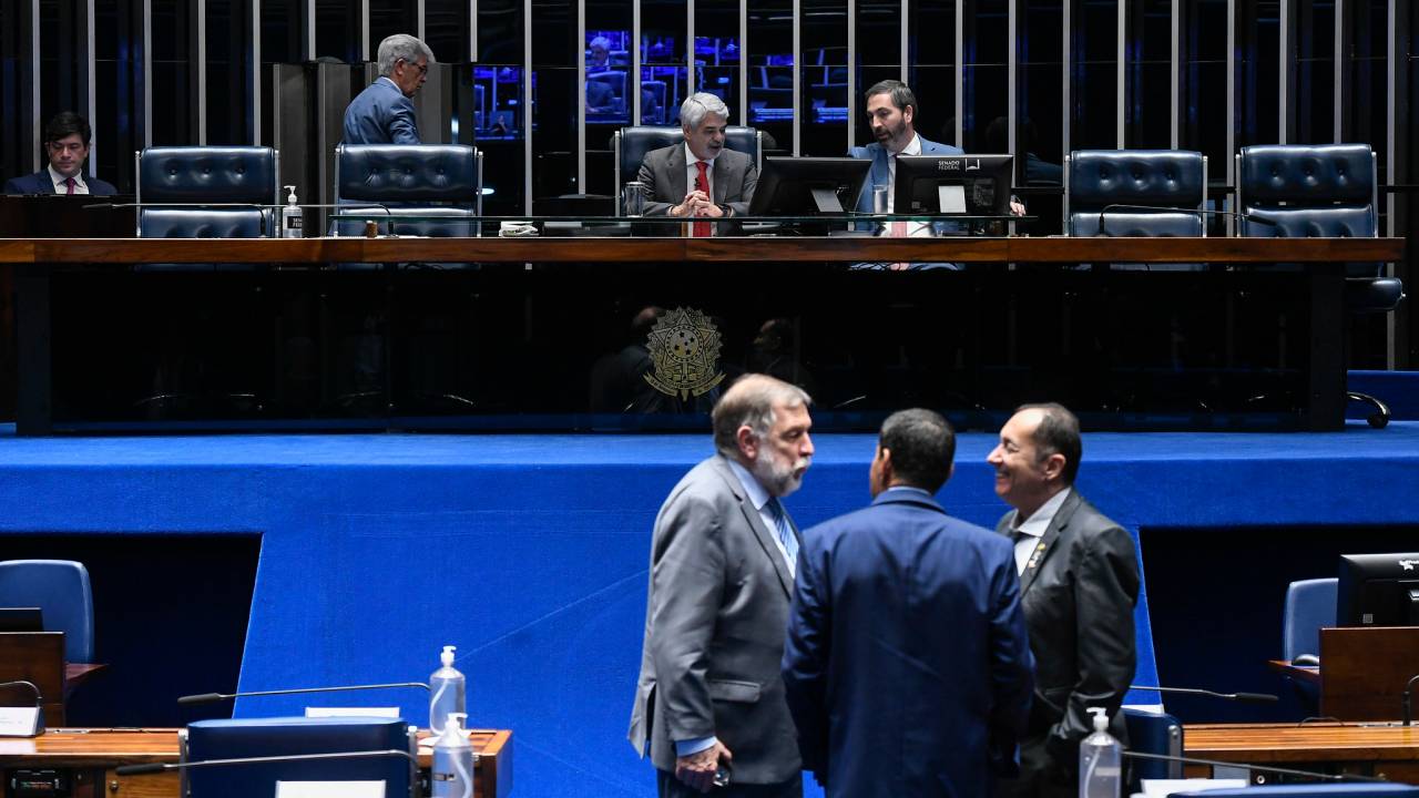 Humberto Costa comanda sessão esvaziada do Senado