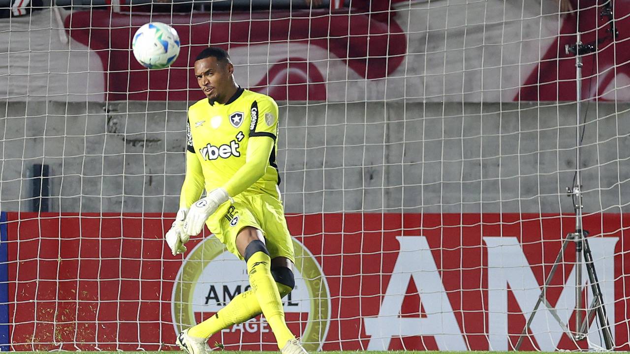 John. Estudiantes ARG x Botafogo pela Conmebol Libertadores no Jorge Luis Hirschi 2 de Abril de 2025, La Plata, Argentina. Foto: Vitor Silva/Botafogo. Imagem protegida pela Lei do Direito Autoral Nº 9.610, DE 19 DE FEVEREIRO DE 1998. Sendo proibido qualquer uso comercial, remunerado e manipulacao/alteracao da obra.
