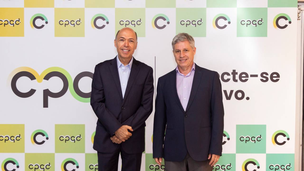 Paulo Teixeira (à dir.) com o presidente do CPQD, Sebastião Sahão Júnior