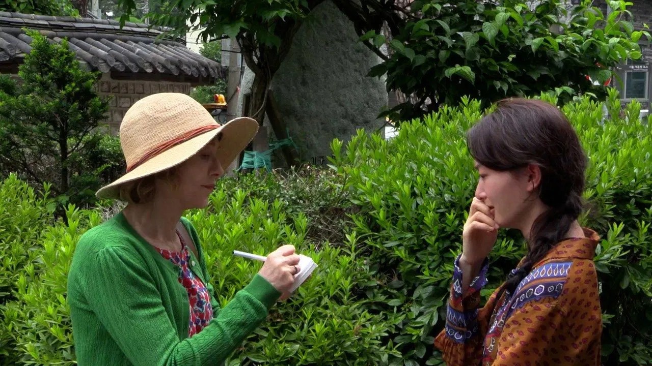 Isabelle Huppert vive professora de francês em Seul em 'As Aventuras de um Francesa na Coreia'