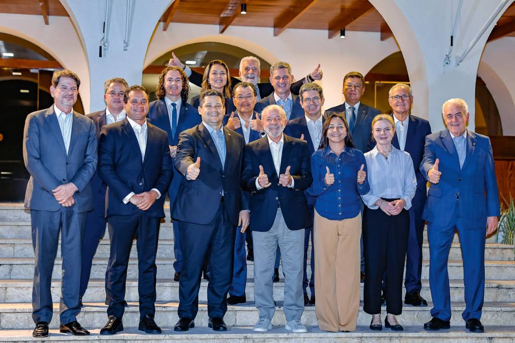 7—LULA-e-GLEISI-HOFFMANN-e-SENADORES-2-abril-2025-a.jpg ALIANÇA - Lula: petista conta com a ajuda de Davi Alcolumbre para derrotar a direita