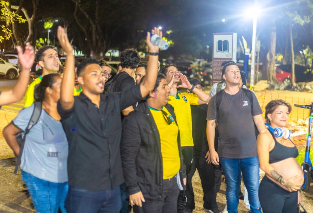 POLARIZAÇÃO - Alunos de direita realizam protesto na UnB