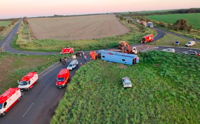Ônibus capotado na rodovia MG-223, em Araguari, no Triângulo Mineiro