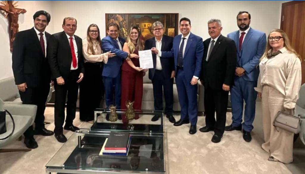 O governador que nomeou funcionária fantasma para fiscalizá-lo