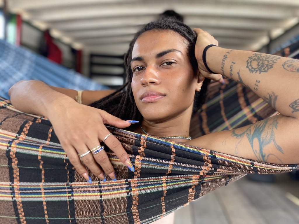 Após polêmica, atriz trans é escalada em adaptação de ‘Geni e o Zepelim’