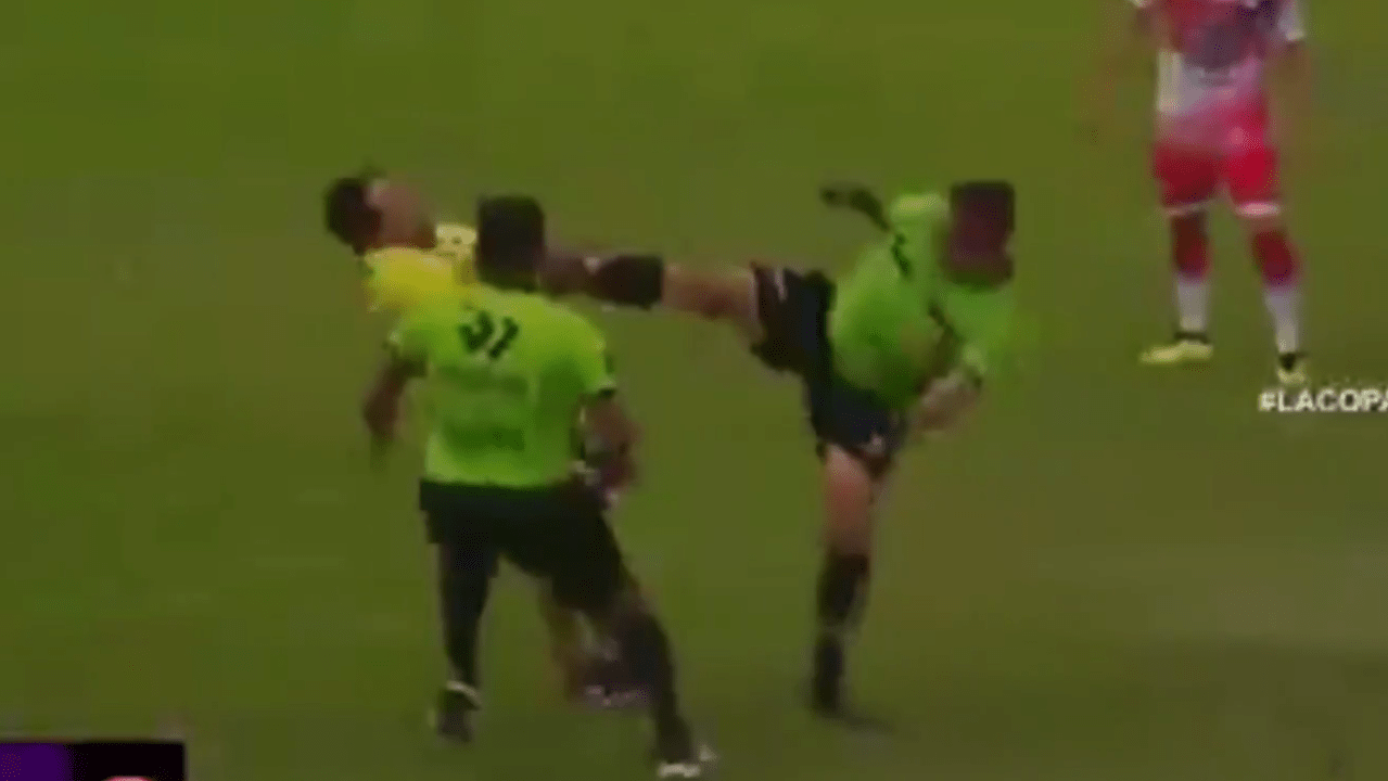 Árbitro Luis Alegre se defende com chute na mandíbula do membro da comissão técnica