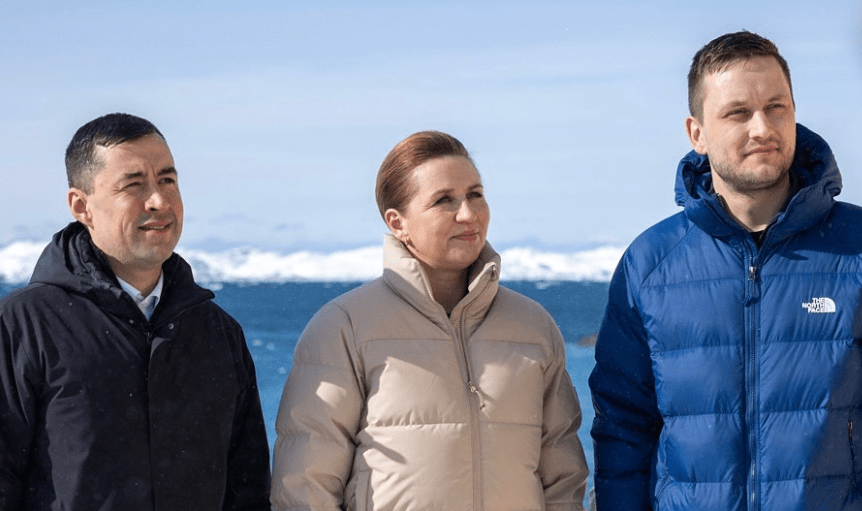 O primeiro-ministro cessante da Groenlândia, Múte Bourup Egede (à esquerda); a primeira-ministra da Dinamarca, Mette Frederiksen (ao centro); e o primeir-ministro eleito da Groenlândia, Jens-Frederik Nielsen (à direita). 03/04/2025