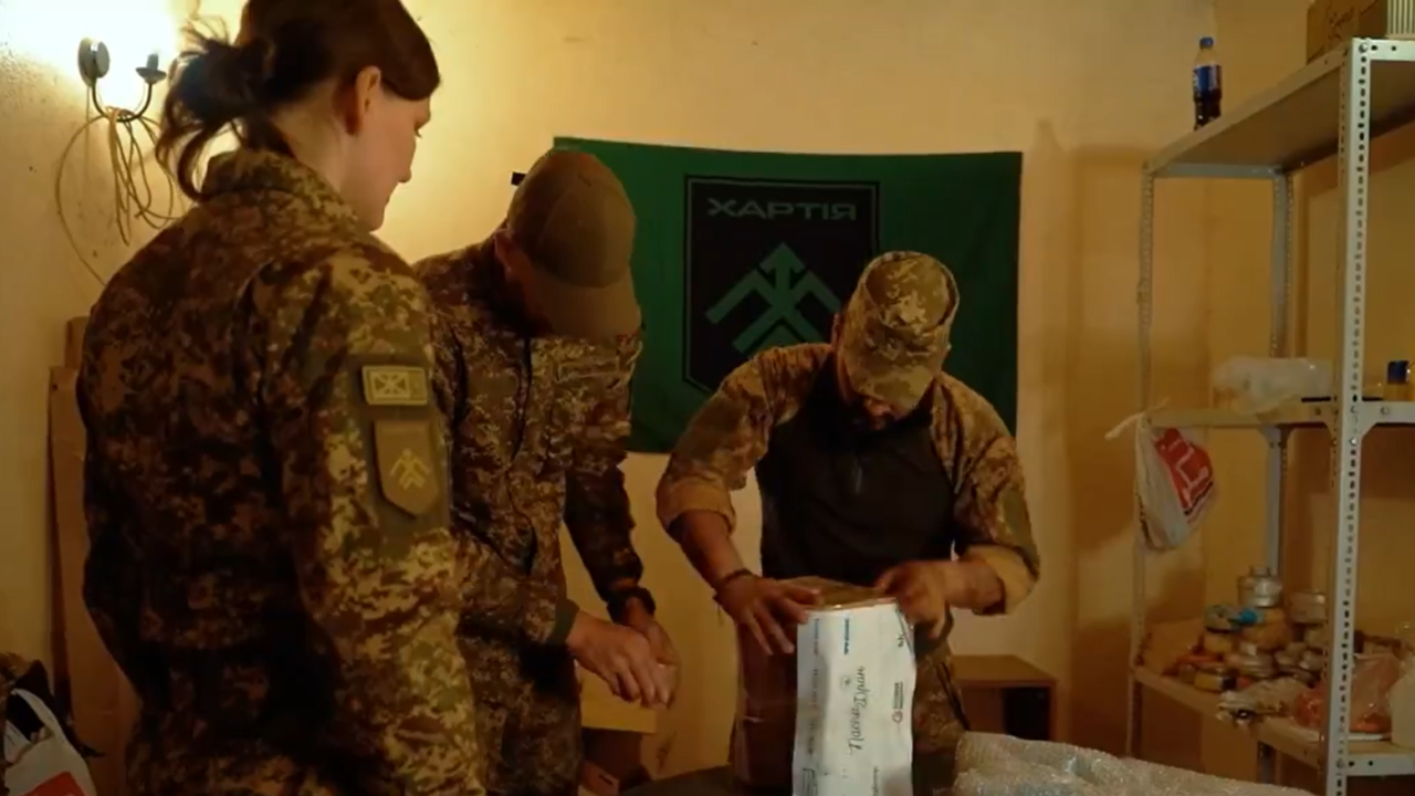 Brigada do Exército ucraniano prepara entrega de colombas pascais para soldados na linha de frente. -