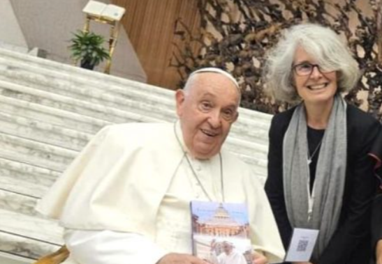 A irmã Nathalie Becquart (dir.) se encontra com papa Francisco antes do Sínodo dos Bispos, órgão da qual ela é subsecretária. -
