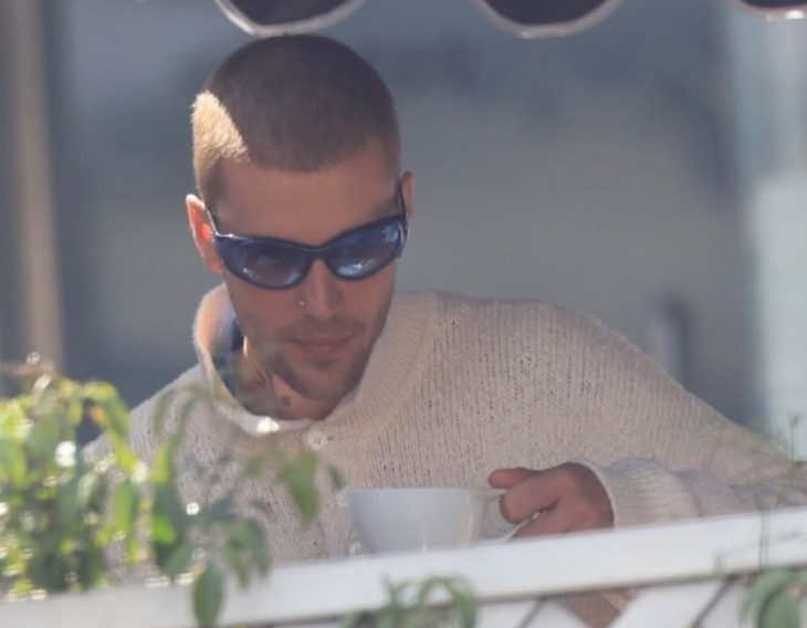 Justin Bieber reclama de assédio e filma perseguição de paparazzi