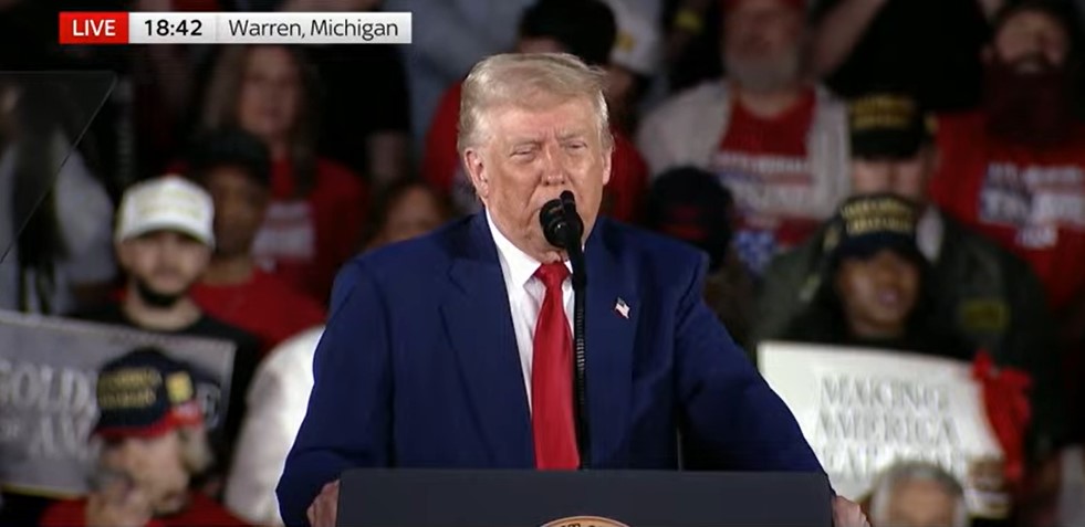O presidente dos Estados Unidos, Donald Trump, discursa na cidade e Warren, Michigan, na terça-feira, 29 de abril de 2025