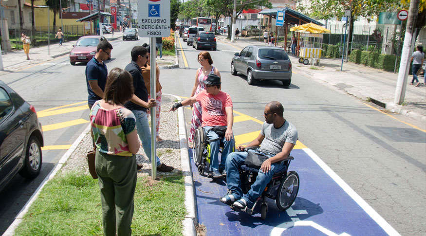 Dois em cada três brasileiros moram em vias sem rampa para cadeirantes