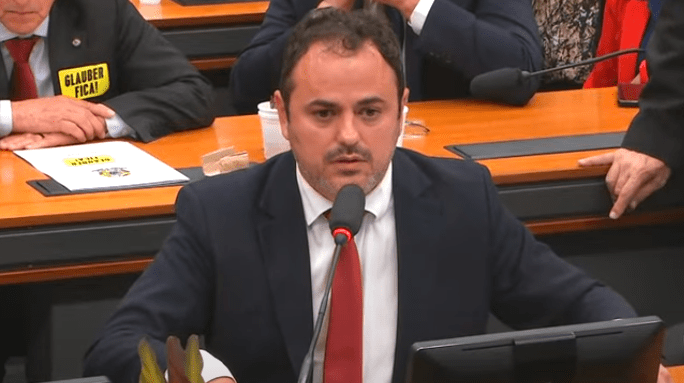 Deputado Glauber Braga é acusado de quebrar o decoro parlamentar ao agredir um integrante do MBL