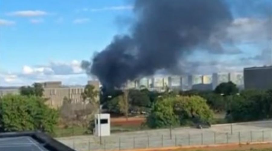 Incêndio aconteceu em prédio anexo ao MEC e foi contido por volta de 17h