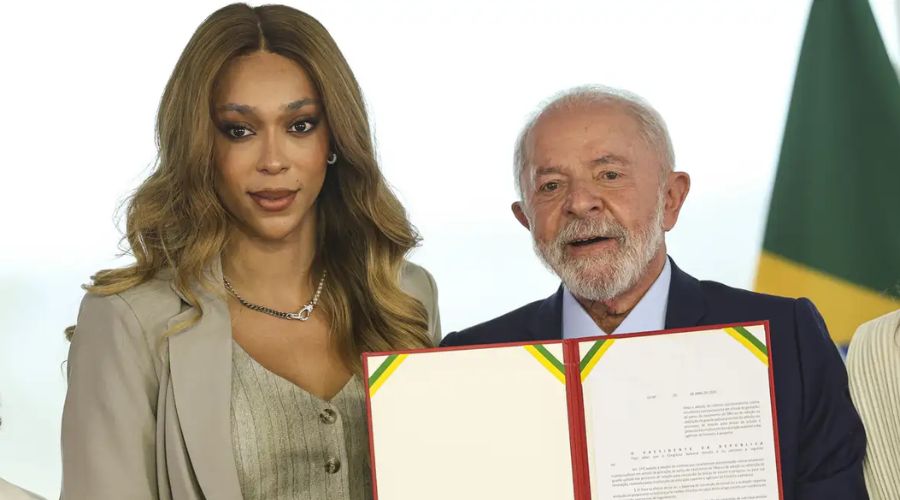 A deputada federal Erika Hilton (PSOL-SP) e o presidente Lula, que sancionou projetos dela nesta quinta, 24