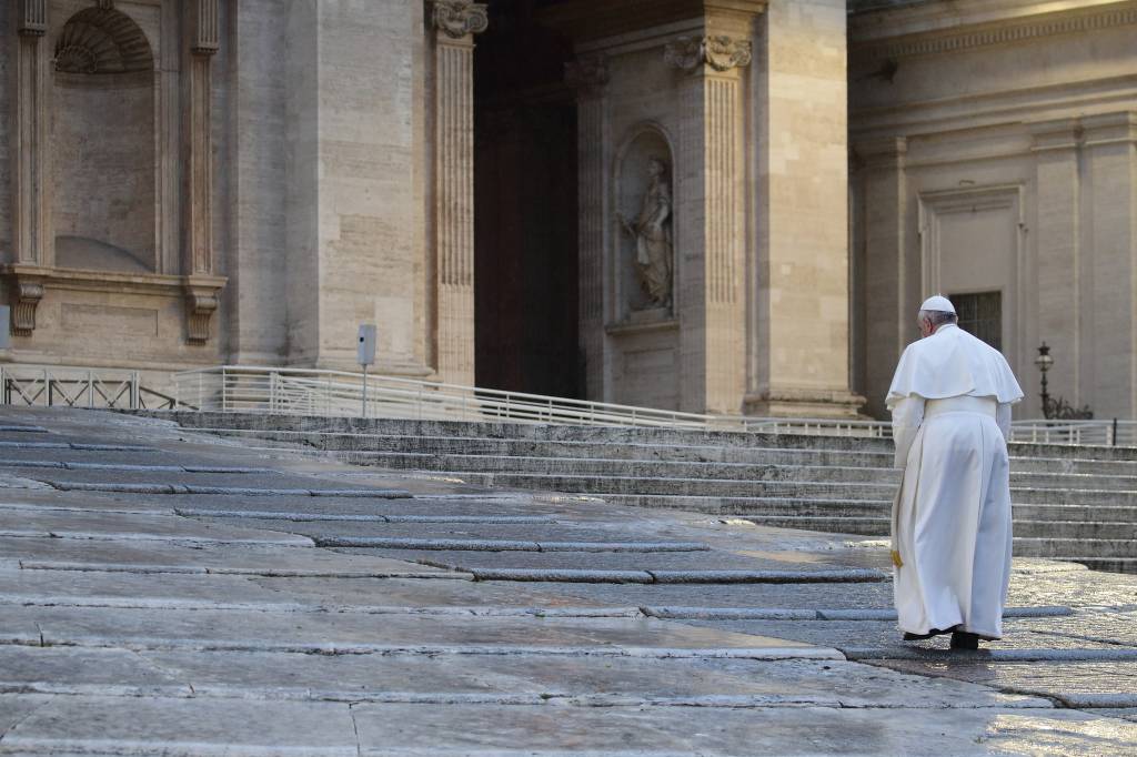 O papa é pop – e deixa um legado de superação, cuidado e humildade