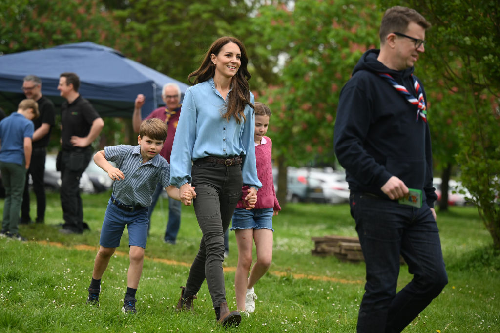 The Coronation Of Their Majesties King Charles III And Queen Camilla – The Big Help Out Kate Middleton costuma combinar a calça com camisa para um visual mais descontraído