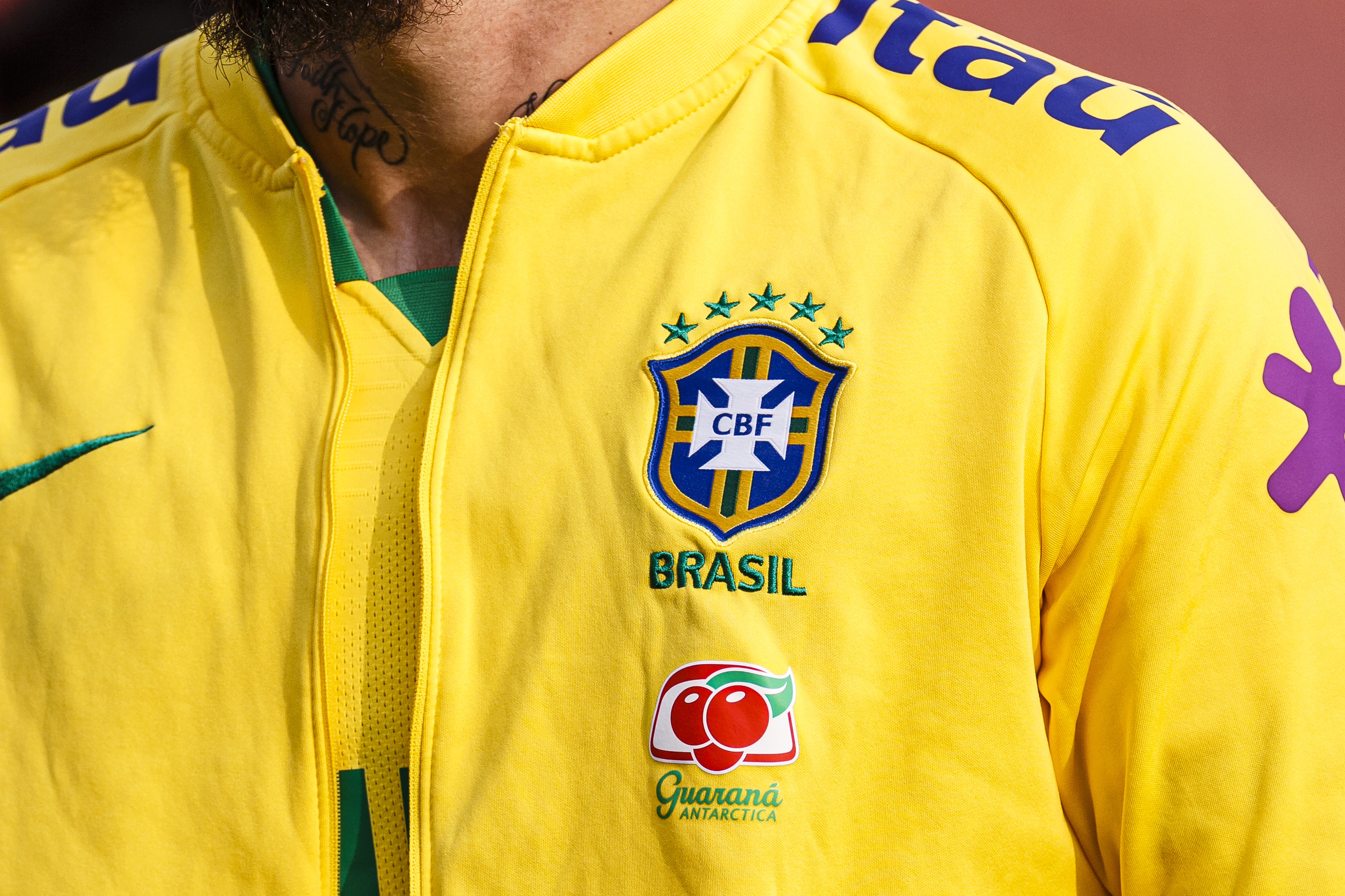 Deputado apresenta projeto de lei que proíbe a camisa vermelha da seleção brasileira
