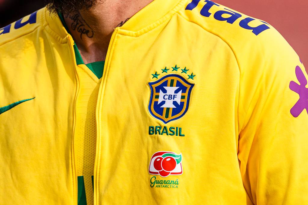 Deputado apresenta projeto de lei que proíbe a camisa vermelha da seleção brasileira