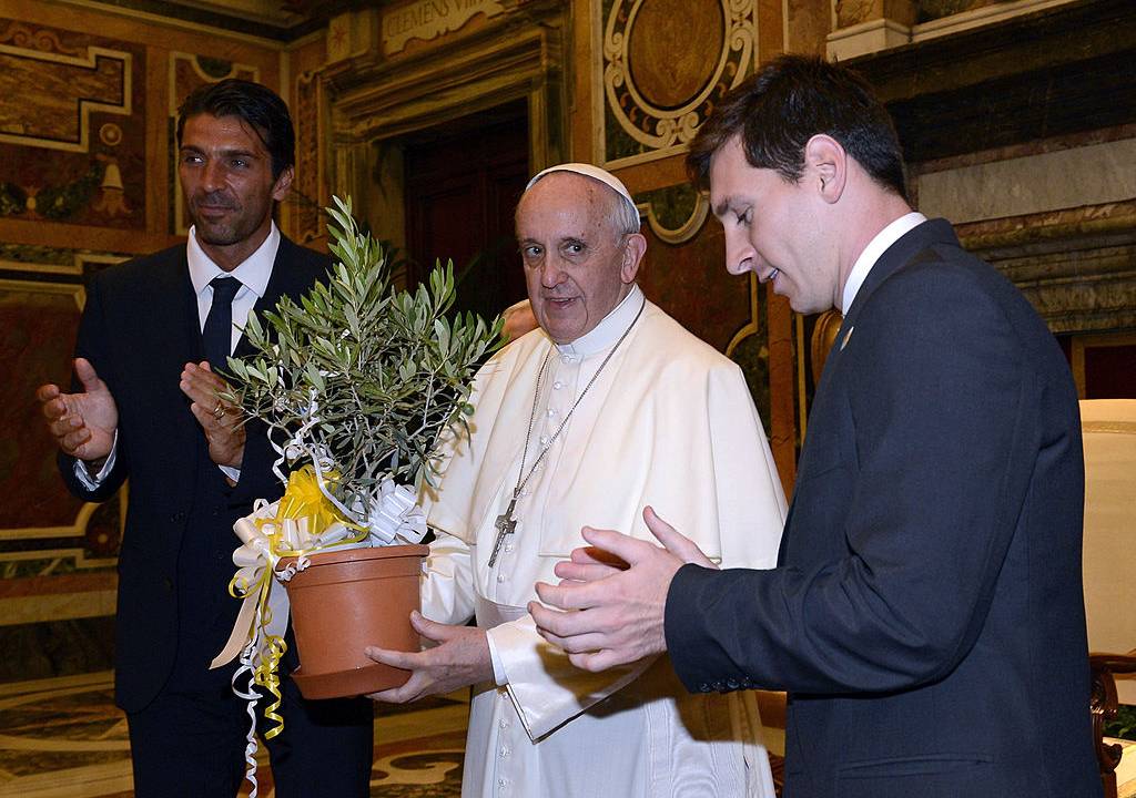 VATICAN CITY, VATICAN - AUGUST 13: Pope Francis exchanges gifts with Gianluigi Buffon of Italy and Lionel Messi of Argentina (R) during a private audience at The Vatican on August 13, 2013 in Vatican City, Vatican. (Photo by Claudio Villa/Getty Images)