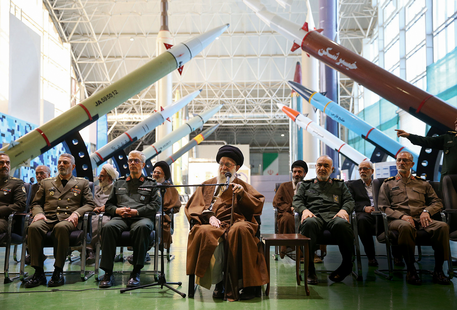 POUCA OP&Ccedil;&Atilde;O - Khamenei: convencido por assessores a se aproximar dos rivais