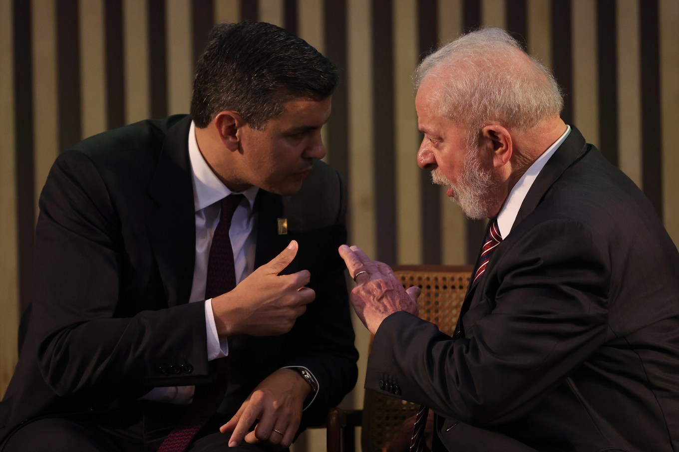 O presidente do Paraguai, Santiago Peña (à esquerda), e o presidente do Brasil, Luiz Inácio Lula da Silva (à direita). 07/12/2024