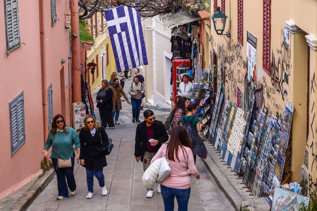 GettyImages-2100343096.jpg Rua do bairro Plaka, em Atenas: preocupação dos moradores com a identidade cultural