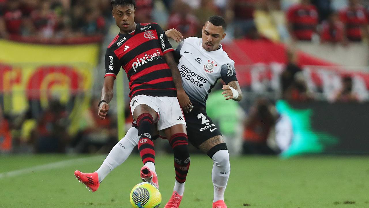 RIO DE JANEIRO, BRAZIL - OCTOBER 2: Bruno Henrique of Flamengo competes for the ball with Matheuzinho of Corinthians during the Copa do Brasil Semi-final First Leg match between Flamengo and Corinthians at Maracana Stadium on October 2, 2024 in Rio de Janeiro, Brazil. (Photo by Wagner Meier/Getty Images)