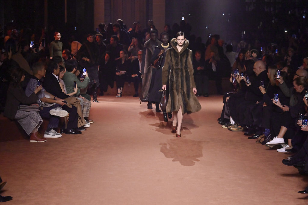Desfile de inverno da Fendi em Milão: embrulhadas em pele