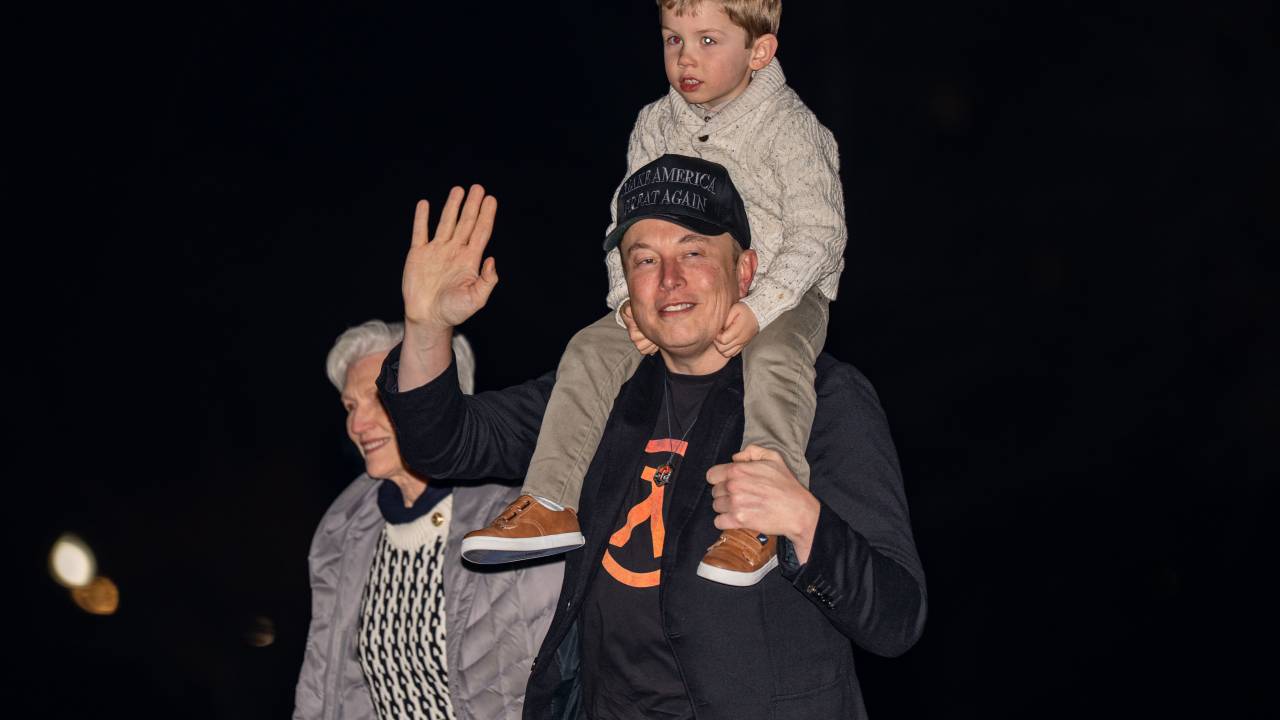 Elon Musk com o seu filho X Æ A-Xii e sua mãe, Maye Musk