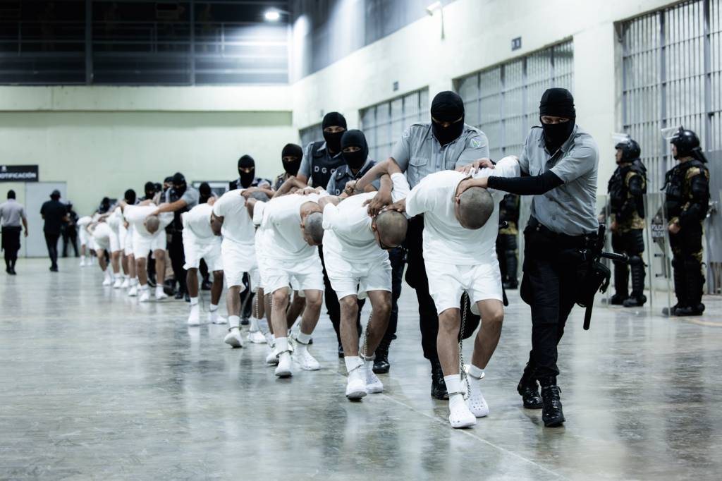 GettyImages-2205557653.jpg LINHA DURA - Presos em El Salvador: modelo virou inspiração para a direita
