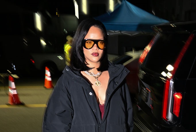 Rihanna: fios até os ombros e acabamento reto