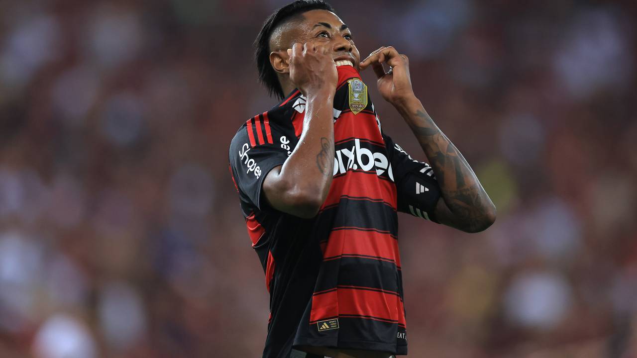 RIO DE JANEIRO, BRAZIL - MARCH 29: Bruno Henrique of Flamengo reacts during the match between Flamengo and Internacional as part of Brasileirao 2025 at Maracana Stadium at Maracana Stadium on March 29, 2025 in Rio de Janeiro, Brazil.