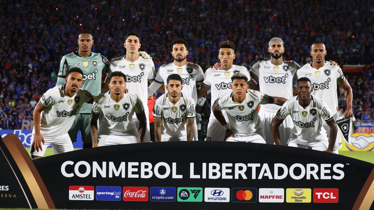 SANTIAGO, CHILE - APRIL 2: Players of Botafogo pose for a teamphoto before the CONMEBOL Copa Libertadores Group A match between Universidad de Chile and Botafogo at Estadio Nacional de Chile on April 2, 2025 in Santiago, Chile. (Photo by Marcelo Hernandez/Getty Images)