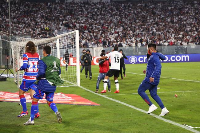 Colo Colo v Fortaleza – Copa CONMEBOL Libertadores 2025 SANTIAGO, CHILE - APRIL 10: Players of Fortaleza escape the pitch during the CONMEBOL Copa Libertadores group E match between Colo Colo and Fortaleza at Estadio Monumental David Arellano on April 10, 2025 in Santiago, Chile. According to Francisco Mores, Eastern Flagrancy Prosecutor, two people were killed in a stampede as a group of fans tried to force their way into Colo Colo's Monumental stadium in Santiago. (Photo by Marcelo Hernandez/Getty Images)