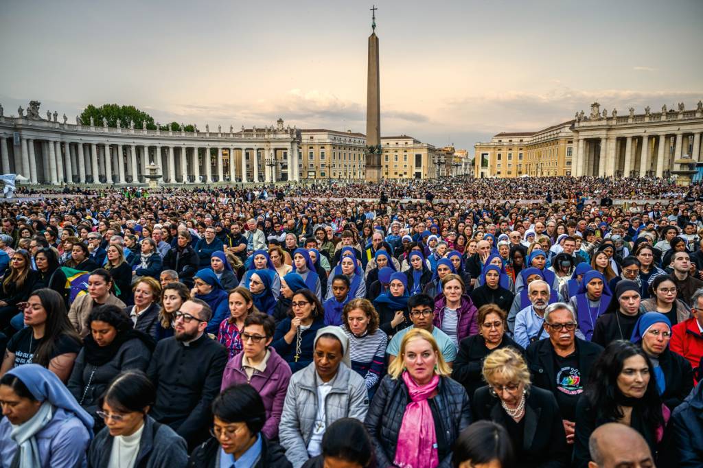 GettyImages-2210752638.jpg HORIZONTE - Os fiéis na Praça São Pedro prestam a derradeira homenagem: a genuína tristeza da partida, que em breve será substituída pela ansiedade por conhecer o nome do novo líder católico a sentar no Trono de Pedro.