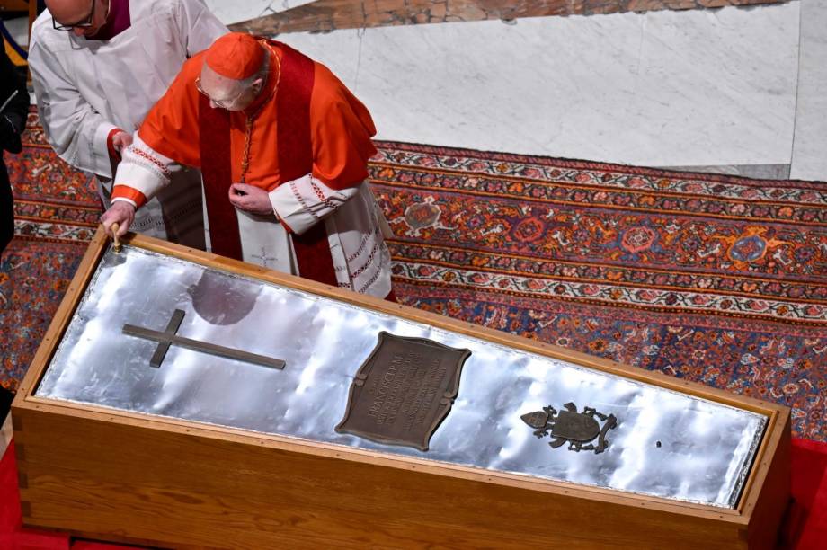 Caixão do papa Francisco é selado no Vaticano antes de funeral