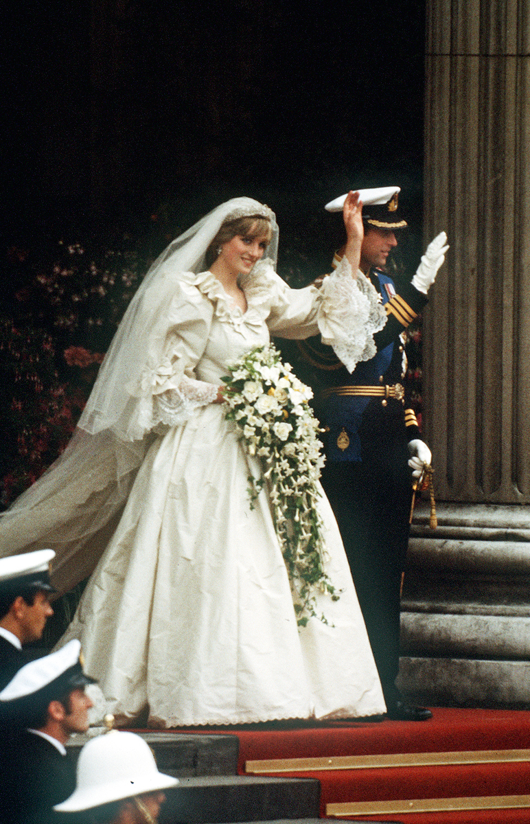 GettyImages-73399870.jpg FÁBULA - Princesa Diana, com Charles, em 1981: roupa para o conto de fadas que não teve final feliz