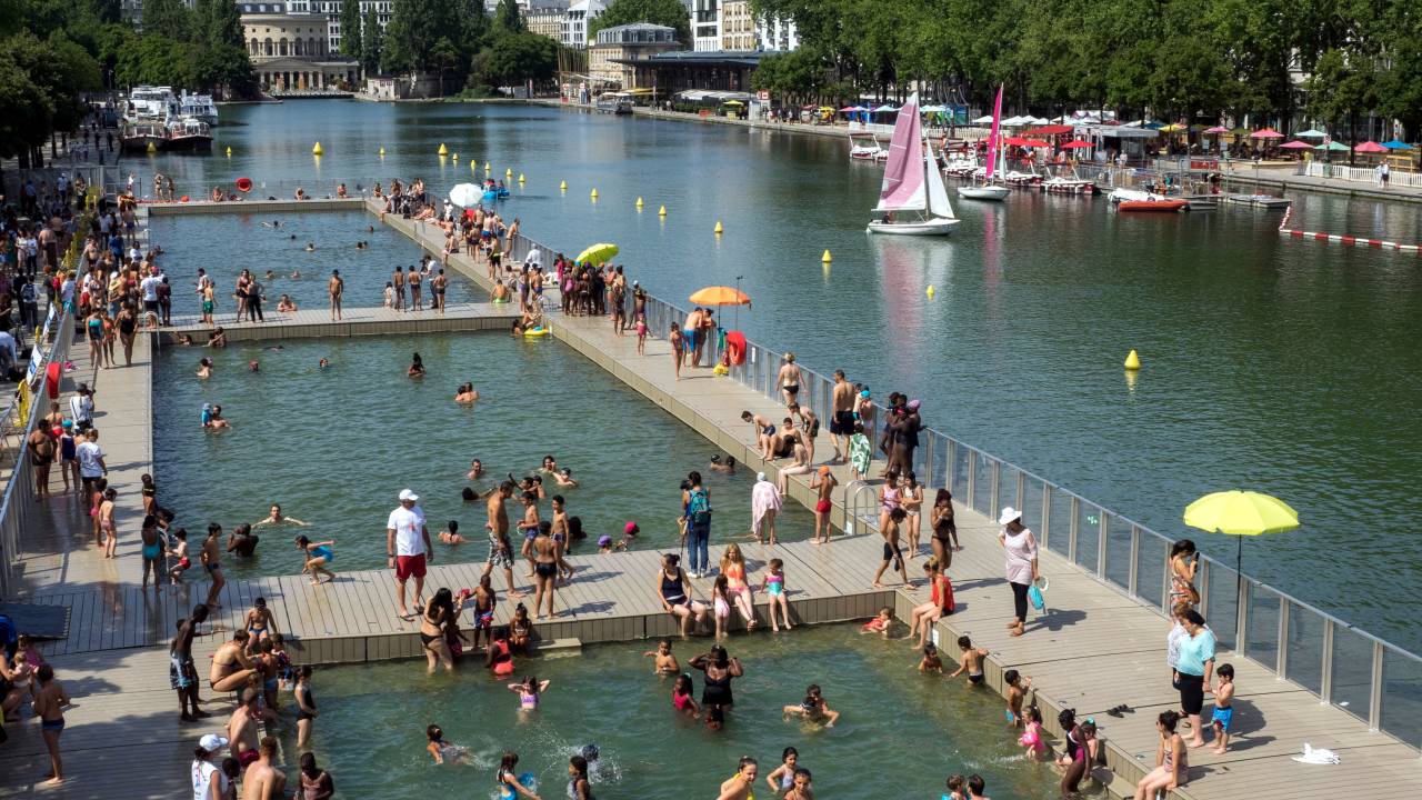 PARIS, FRANCE - JULY 18: Parisians and tourists bathe in the new natural swimming pools inaugurated in the bassin de La Villette on July 18, 2017 in Paris, France. For the first time in Paris, three outdoor and free pools are opened to the public during summer. (Photo by Bruno Levesque/IP3/Getty Images)