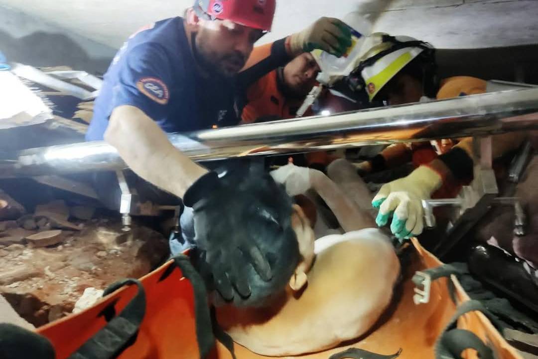 Momento em que jovem de 26 anos é resgatado após cinco dias nos escombros em Mianmar. 02/04/2025