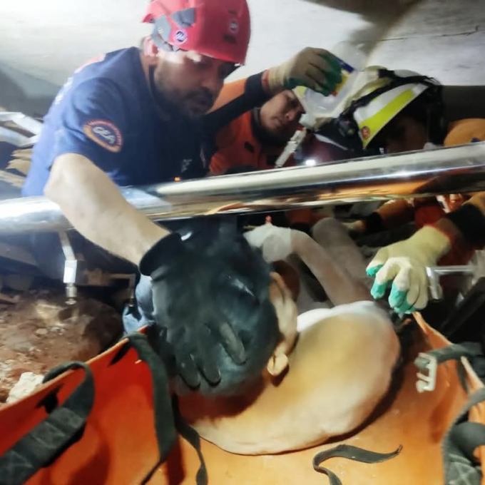 Homem é resgatado vivo após cinco dias em escombros de terremoto em Mianmar