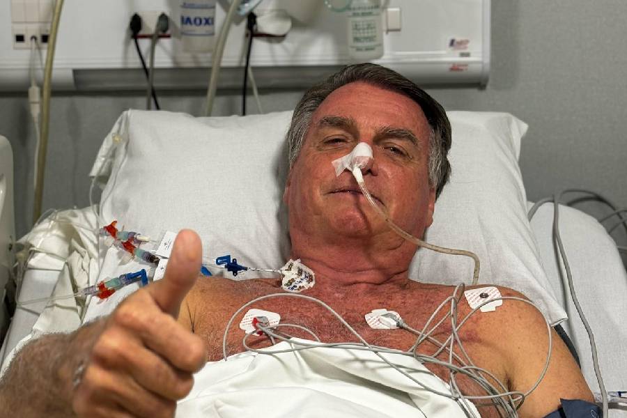 Bolsonaro está na UTI e deve passar duas semanas internado, diz médico