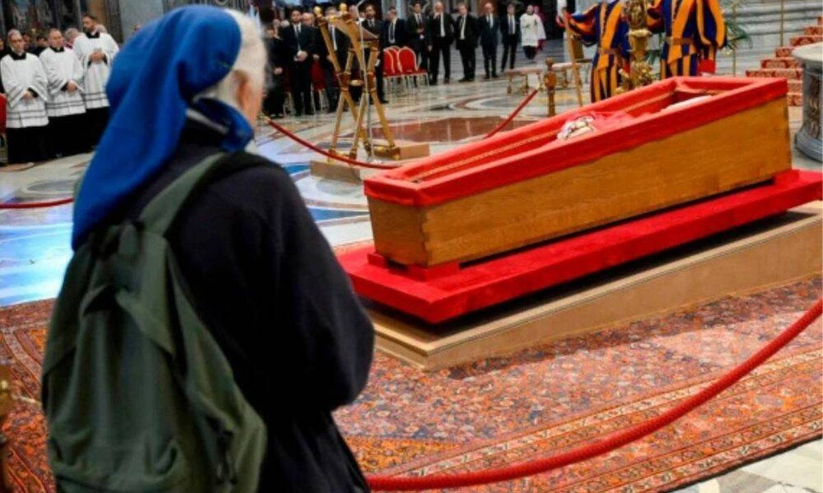 Os guardas respeitaram a quebra de protocolo da freira Geneviève Jeanningros, 81, que se aproximou do caixão de papa Francisco para se despedir em lágrimas. -