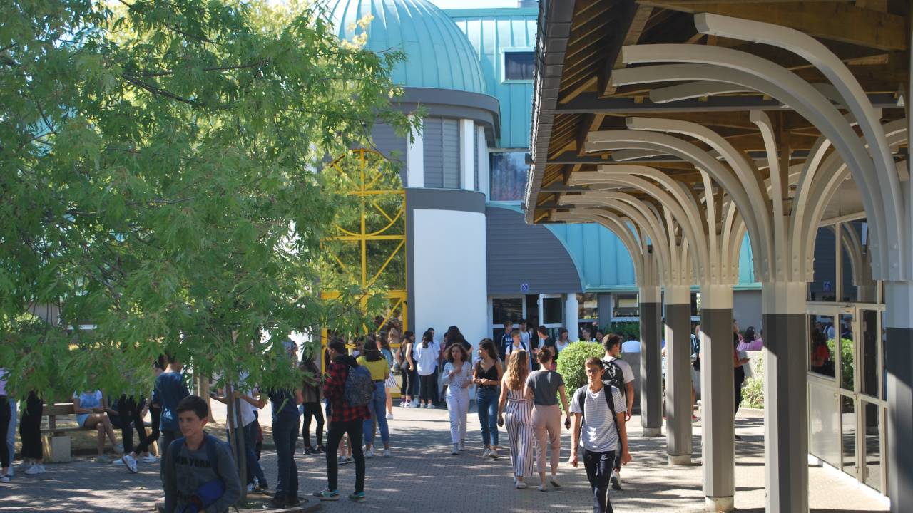 Escola Notre-Dame-de-Toutes-Aides foi palco de ataque a faca, em Nantes, na França.