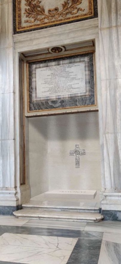GpTc2i2WMAAvnwi Vaticano compartilha imagem de como será a tumba de papa Francisco, em que ele pediu uma única inscrição: 'FRANCISCUS'. 24/04/2025