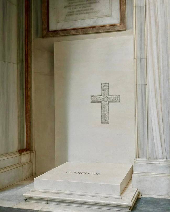 Túmulo Papa Francisco Papa Francisco pediu que seu túmulo fosse 'simples, sem decoração especial' e com uma única inscrição: 'Franciscus'. -